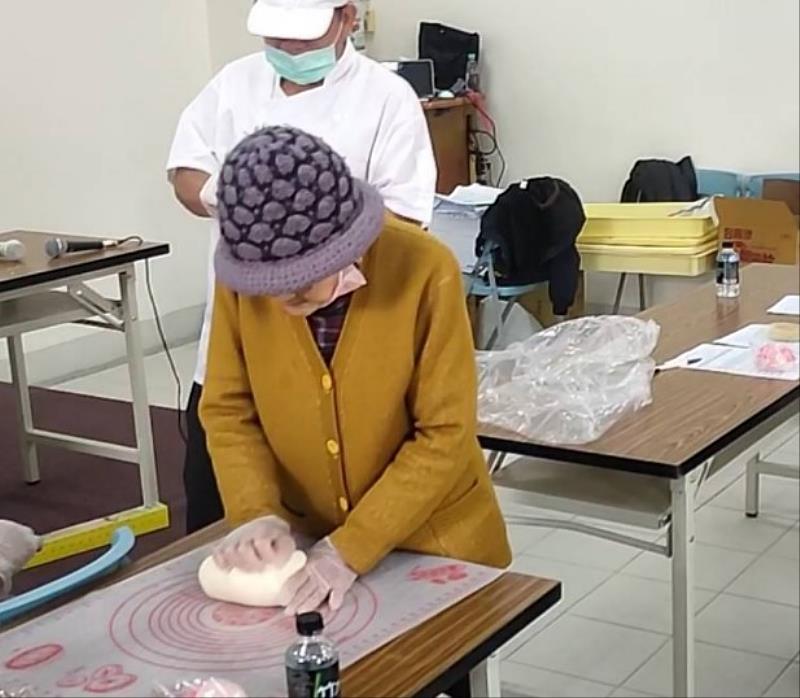 新化那拔社區92歲奶奶親手示範專業揉麵糰技巧。(圖/遠東科大提供)