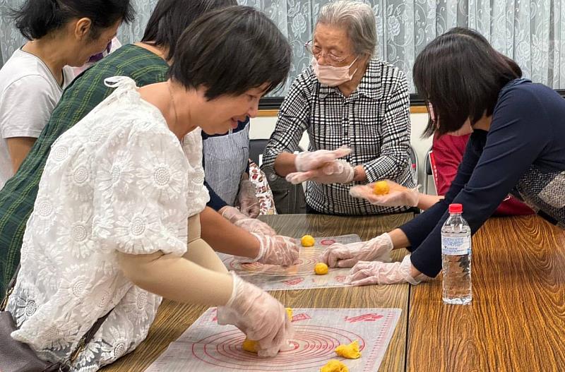 長青共學活動大家一起做福祿壽桃情景。(圖/遠東科大提供)