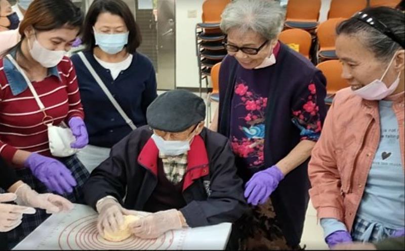 永康復國社區102歲爺爺親自體驗手作麵糰。(圖/遠東科大提供)