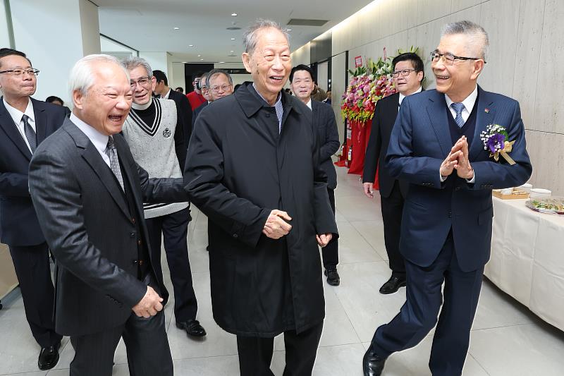 信義企業集團創辦人周俊吉（右）感念恩師王寶輝（中），於他生日當天促成中國文化大學與政治大學的教學合作。