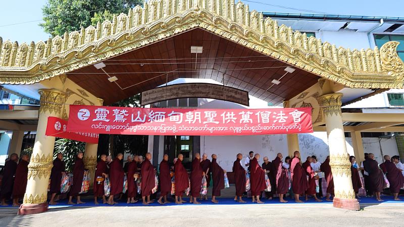 圖說3. 靈鷲山開山住持心道法師出生於緬甸，多年致力保留緬甸佛陀時代原始教法的傳承，長期於緬甸舉行短期出家及供萬僧活動。(圖片/靈鷲山佛教教團)