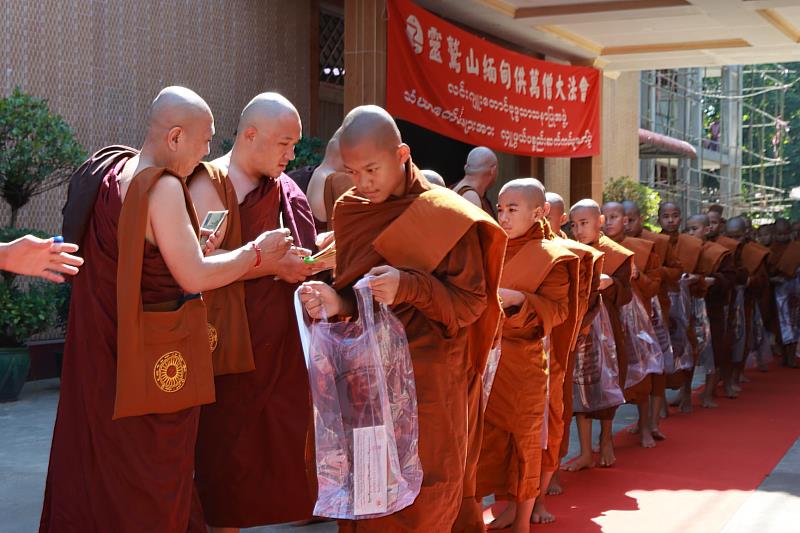 圖說5. 念經、參訪、供僧都是幫助累積學佛資糧的助緣。(圖片/靈鷲山佛教教團)