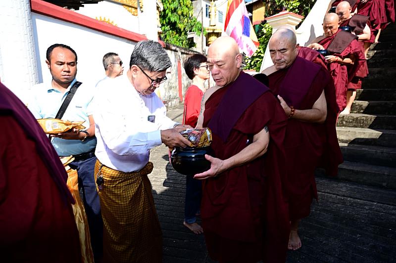 圖說4. 在緬甸常常看到的僧侶托缽，就是一種修行。(圖片/靈鷲山佛教教團)