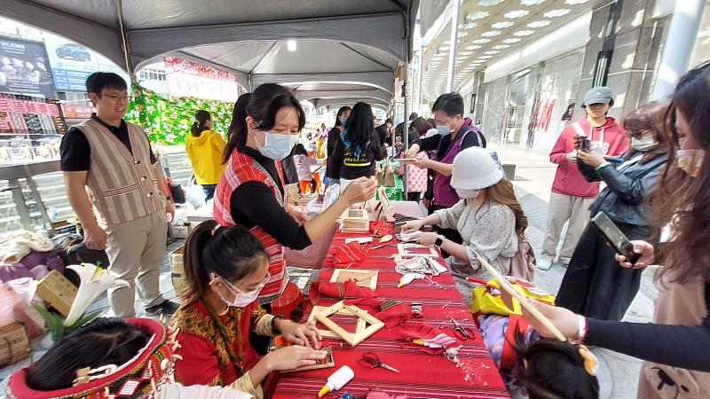 原民團「製作原民織布相框」