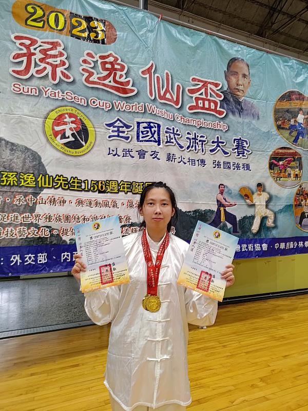 南華大學文學系二年級王嘉謙參加「2023年孫逸仙盃全球武術大賽」，勇奪2金之佳績。