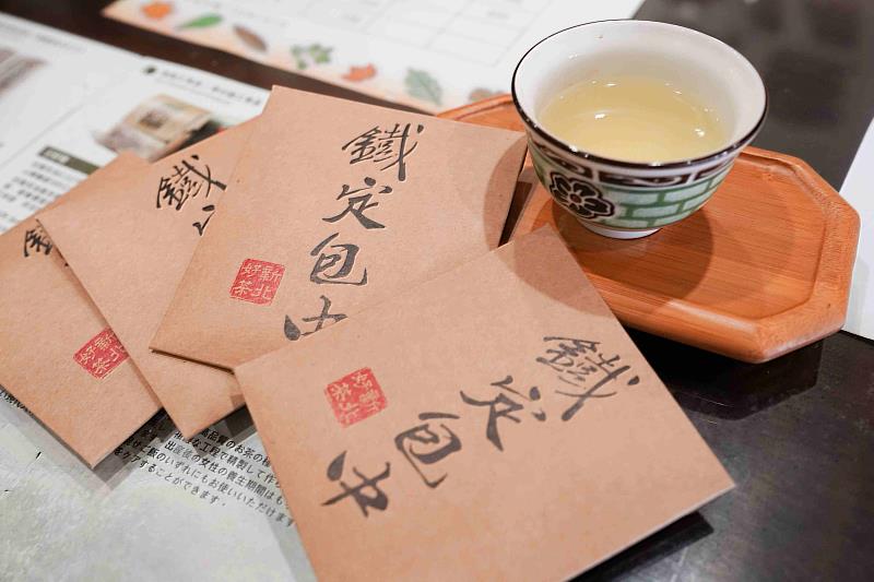 包種茶其諧音有應試順利及金榜題名之意，茶包象徵「包準考中」