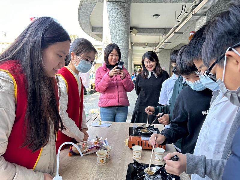 臺灣環島科普列車到校服務首站今前進光明國小 大、小朋友共同完成美好科學傳承