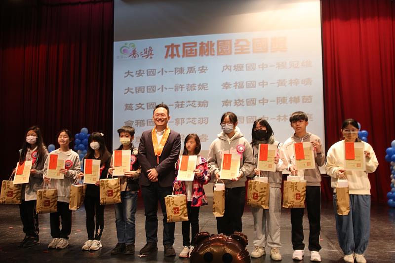 桃園市副市長蘇俊賓頒獎給入圍全國普仁獎的學生。（圖由靈鷲山佛教教團提供）