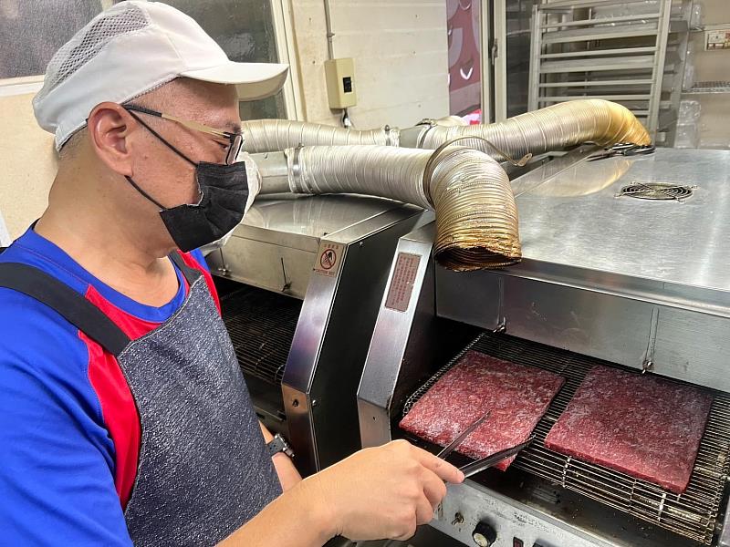 微型創業鳳凰霽月肉桐花肉乾老闆劉家銘的精製肉乾常常銷售一空。