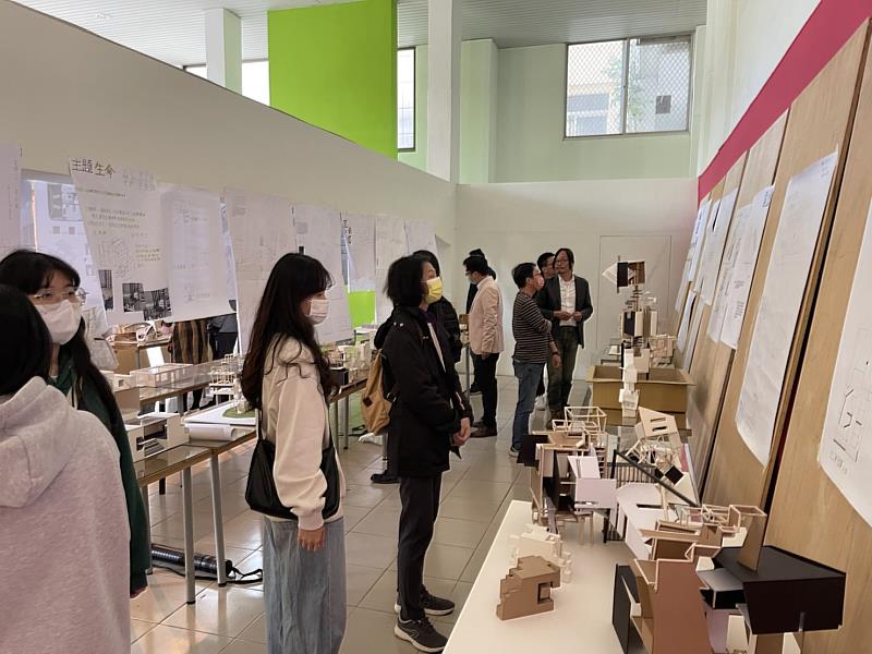 作品於系廣場展覽交流