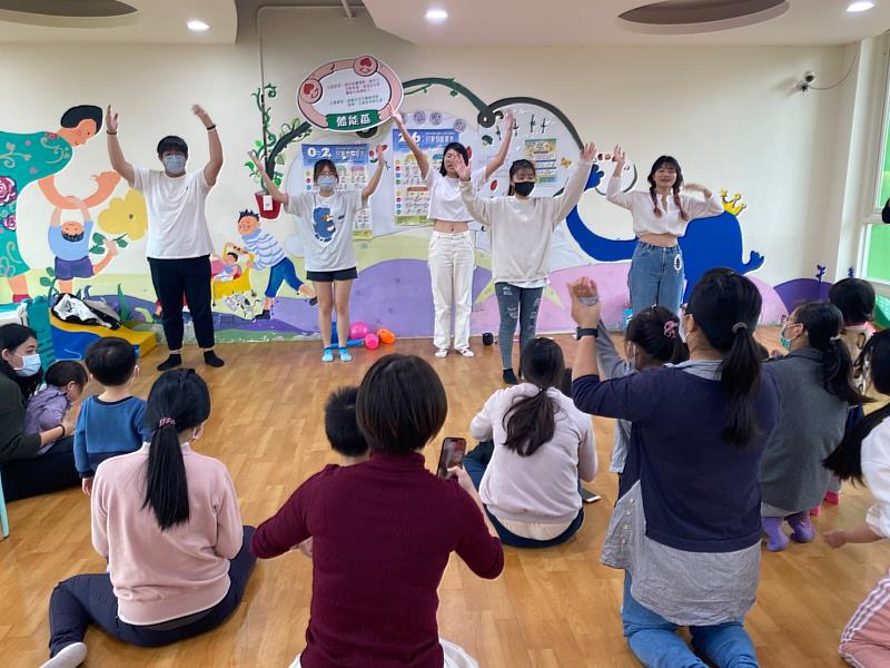 幼保系學生展現活力與精神，帶動新年歌律動