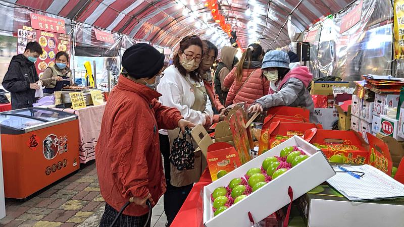 民眾逛年貨大街情形