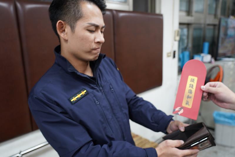 圖3.新竹市警察局為加強宣導全民防詐騙，設計印製10款創意紅包袋