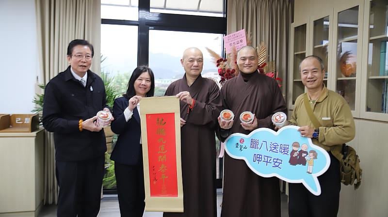 交通部觀光局東北角暨宜蘭海岸國家風景區管理處處長游麗玉（左二）代表接受心道法師甲辰年新春墨寶。（靈鷲山佛教教團提供）