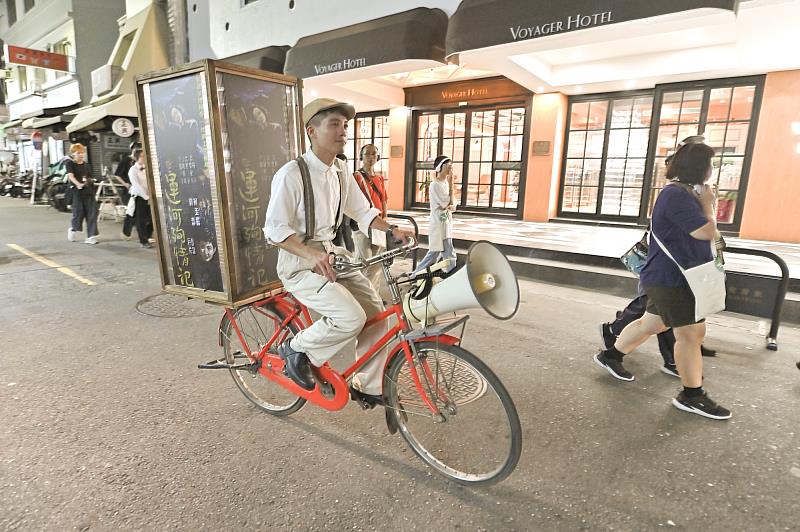 以電影宣傳車帶出5、60年代臺南商圈的電影風潮