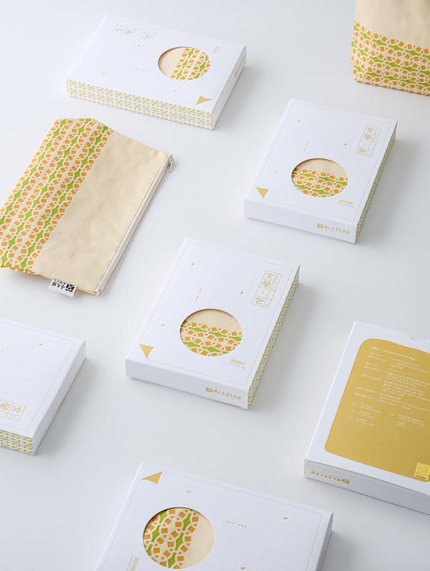 本系列商品包裝以純白脫俗的方體紙盒、靈動活潑的稿紙設計，搭配清新的標點符號插圖。