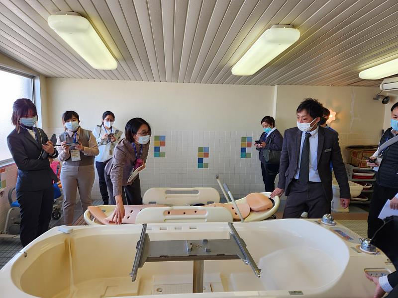 元培師生參訪日本社会福祉法人不二健育會老人特別養護機構，機構人員介紹洗澡機