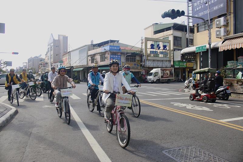 雞湯送暖強化獨老關懷安全網_周縣長騎腳踏車送暖