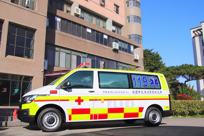 中央大學EMBA校友同學會捐贈的新式救護車，車身的巴騰堡格紋設計，具高辨識度，可確保救護人員執行緊急救護行車安全無虞。