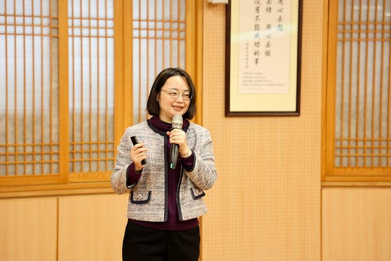藥害救濟基金會副執行長黃鈺媖律師為東區學員介紹醫預法及相關子法的內容。