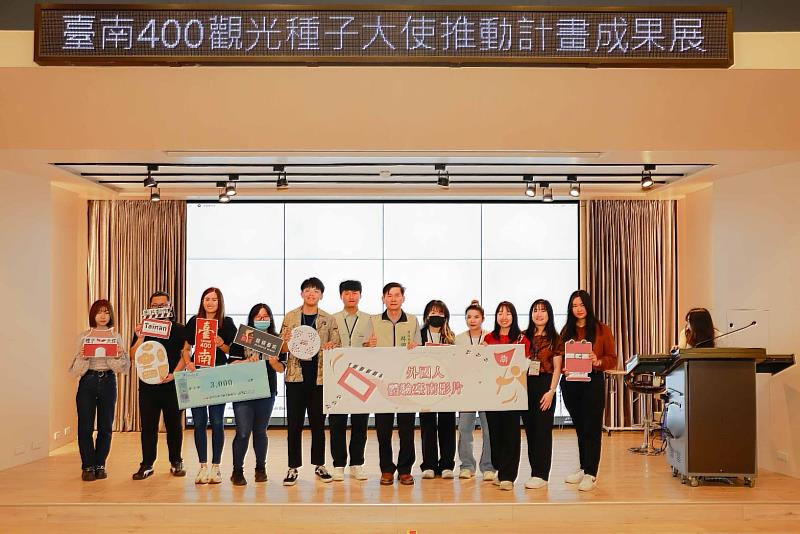 崑大資管系電二年級李傑秤(左5)、瞿發浩(左6)榮獲影片邀請卡創作大賽冠軍