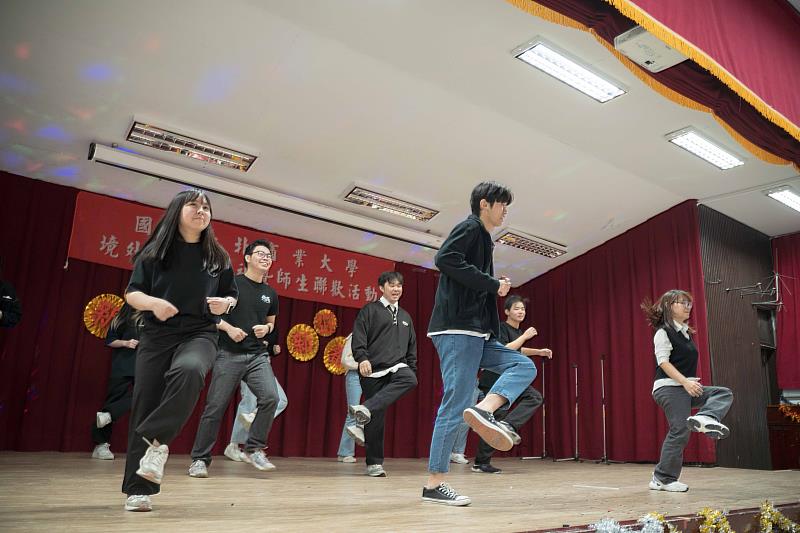 僑聯會學生幹部也帶來舞蹈表演，展現僑外生的活力與熱情。
