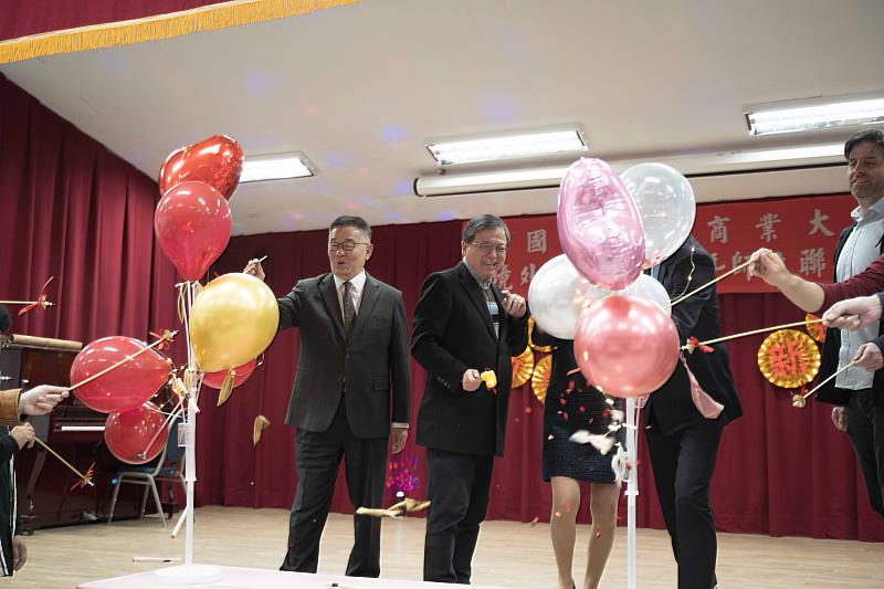 北商大師長與林齊國理事長一齊至台前點破汽球，象徵「爆竹慶新年」一起迎接新年到。