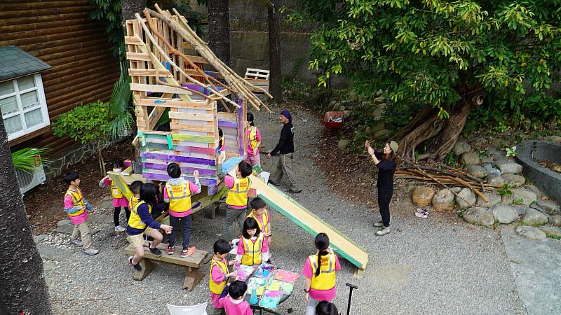透過學員團隊合作發揮創意，賦予舊木材新生命 (臺灣樹屋協會 提供)