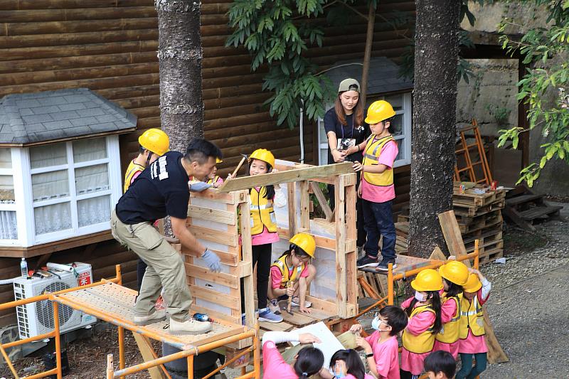 林業保育署嘉義分署與臺灣樹屋協會合作於兒童節期間推出「森零遊具木工營」，讓學員利用舊建材木料發揮團隊創意完成木造遊具 (臺灣樹屋協會 提供)