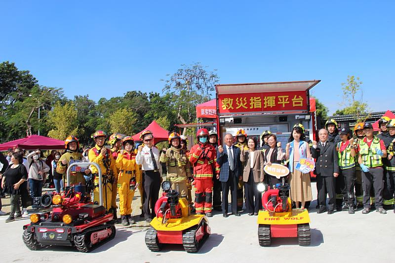 屏東消防局今舉行消防演練暨指揮車捐贈典禮。