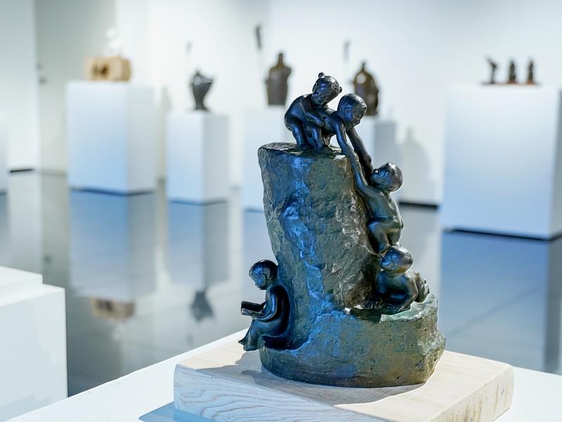 《愛與正義—王秀杞雕塑展》展期即日起至3月3日，現場展出經典創作，希望透過雕塑作品，讓觀者在欣賞作品時能有所感動