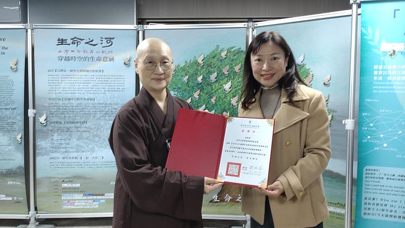 新北市中和高中校長劉淑芬（右）致贈感謝狀給世界宗教博物館發展基金會執行長顯月法師。（圖由世界宗教博物館發展基金會提供）