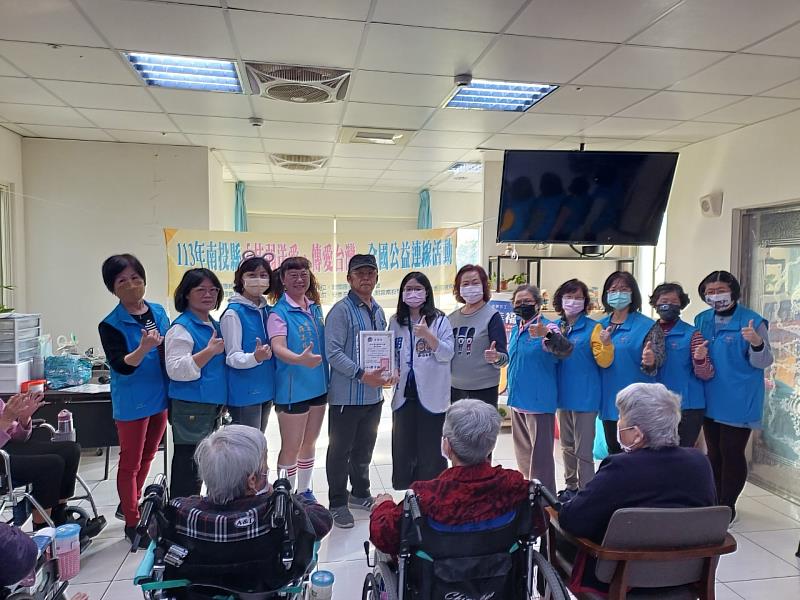 南投縣雙軌制功能性服務隊扶弱送愛 攜學子關懷弱勢長者