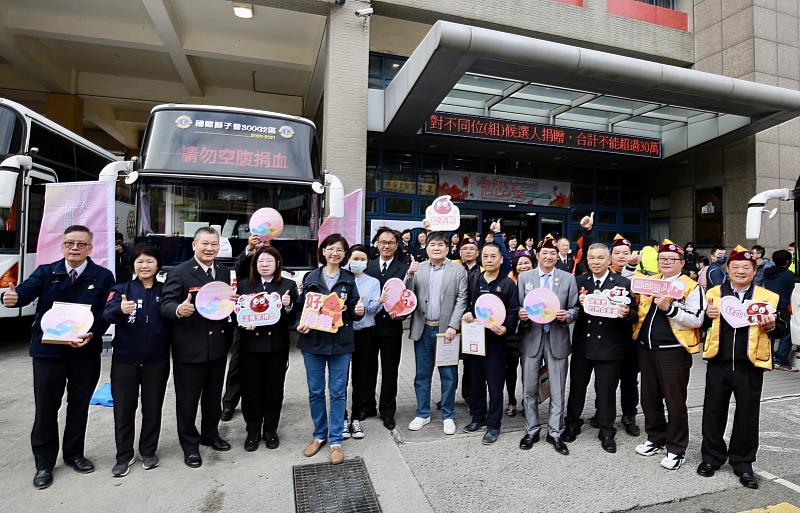 新竹市府秘書長張治祥代表市長高虹安到場關心捐血民眾