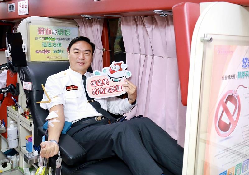竹市消防局長李世恭挽起衣袖，捐出熱血