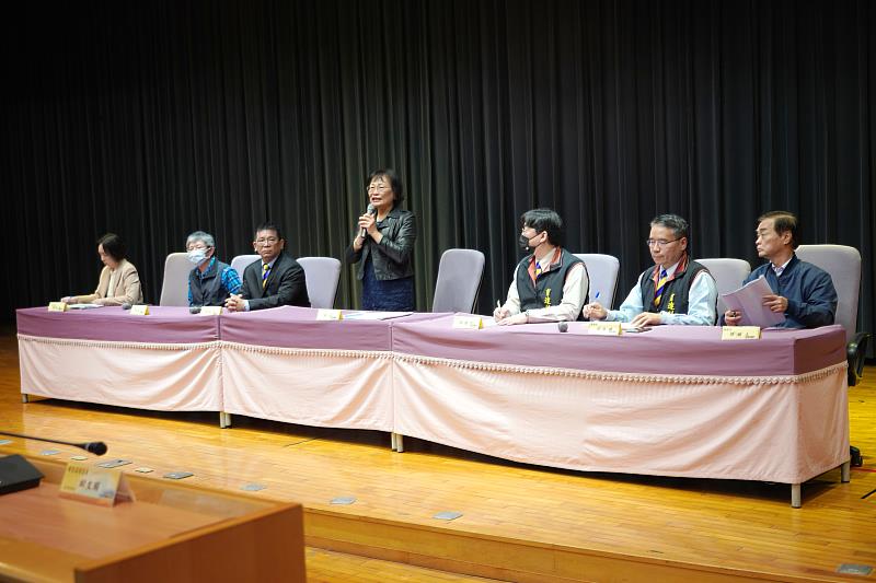綜合座談時，吳菊校長率領一級行政主管與教職員對話