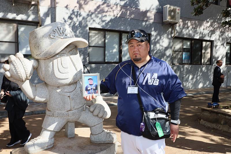 日本教練大久保晶司特地帶著松尾裕司先生的遺照來到台灣參賽。