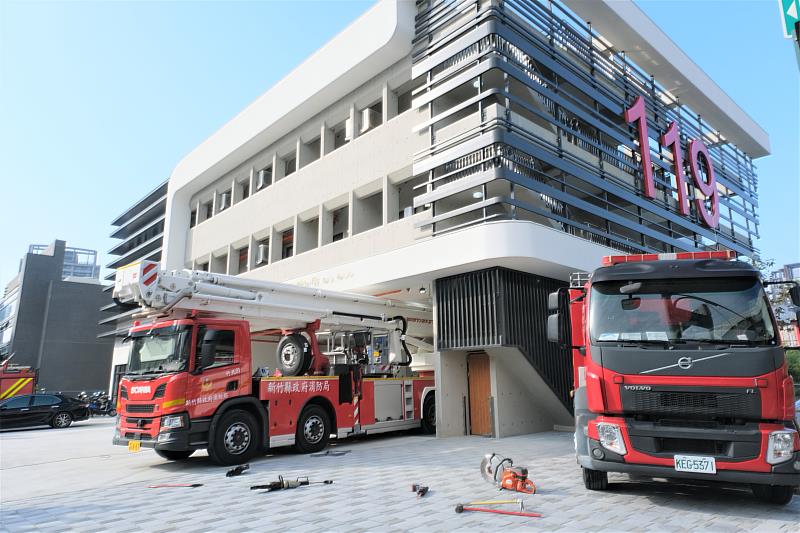 官網-分隊建築外觀以線條格柵與高速鐵路的速度感相呼應