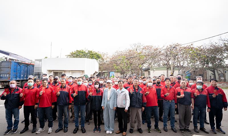 高市長與清潔同仁大合影