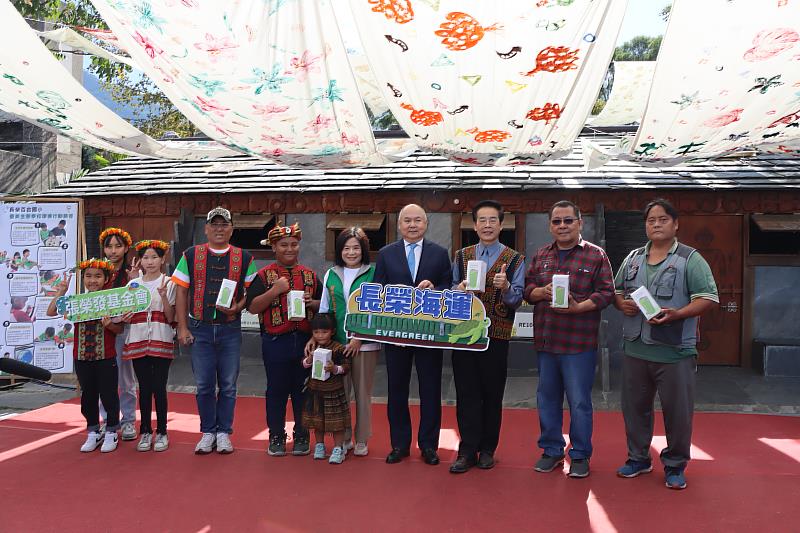 長榮海運董事長張衍義（右四）代表捐贈長榮百合國小師生與禮那里部落居民230個保溫瓶。