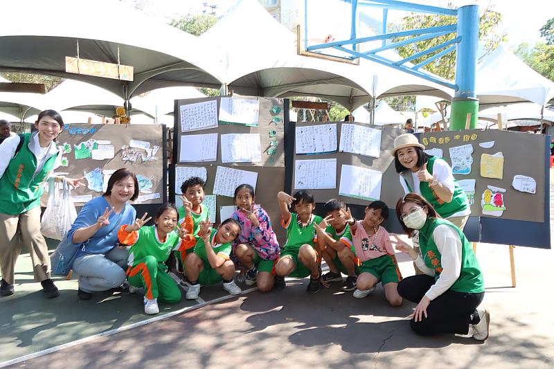 張榮發基金會與長榮海運團隊參觀長榮百合國小兒童市集。