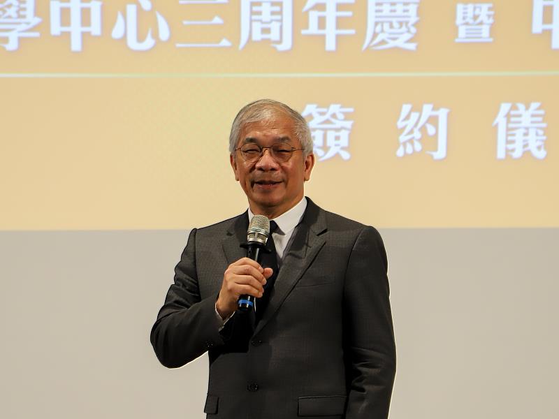 世新大學校長陳清河預祝中華足球代表隊備戰順利。（臺北醫院提供）