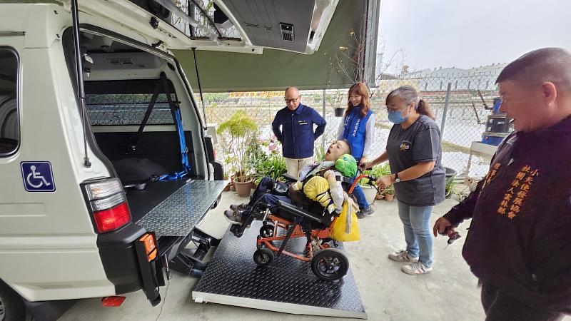 圖四、協會人員示範無障礙車輛操作，功能多元、簡易，能夠上下接送各式輪椅