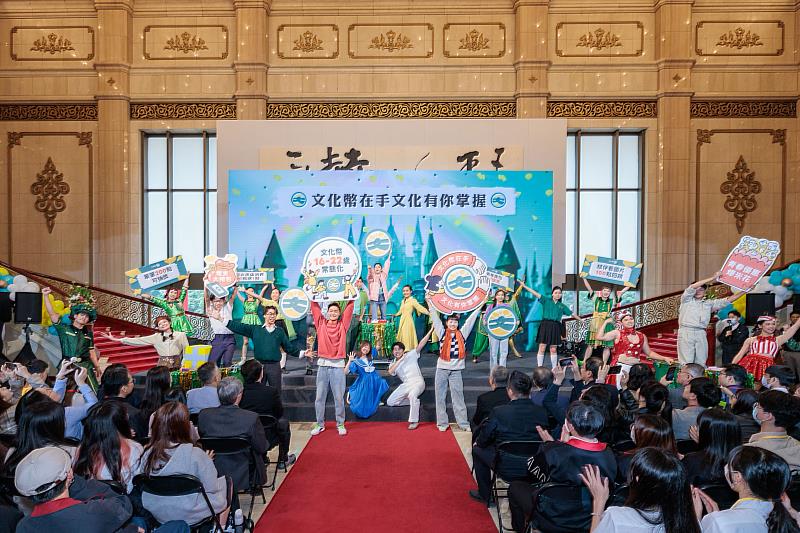 行政院長陳建仁、文化部長史哲與首次加入領用的16、17歲同學，一起欣賞以音樂劇呈現的文化幣使用方式及優惠。