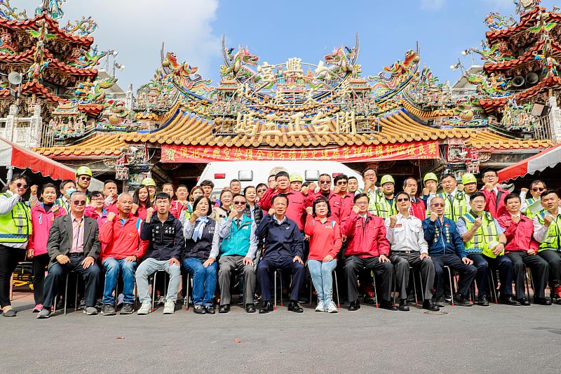 溪北六興宮與久億藥局攜手送暖新港消防獲贈600萬元全新救護車-5