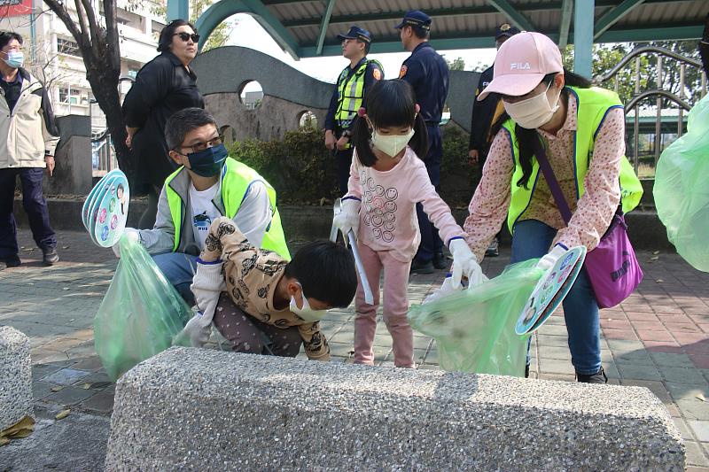 屏東縣年終大掃除誓師暨掃街活動_民眾掃街