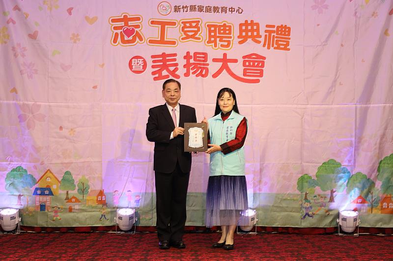 副縣長陳見賢表揚衛生福利部全國績優志工「銀質獎」得主任蕙蘭女士