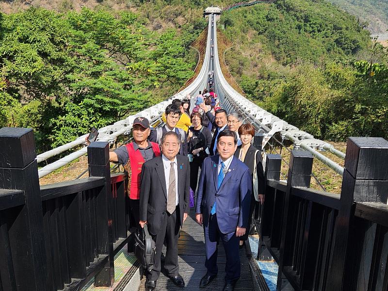 鹿兒島縣知事塩田康一（右一）等人走訪山川琉璃吊橋