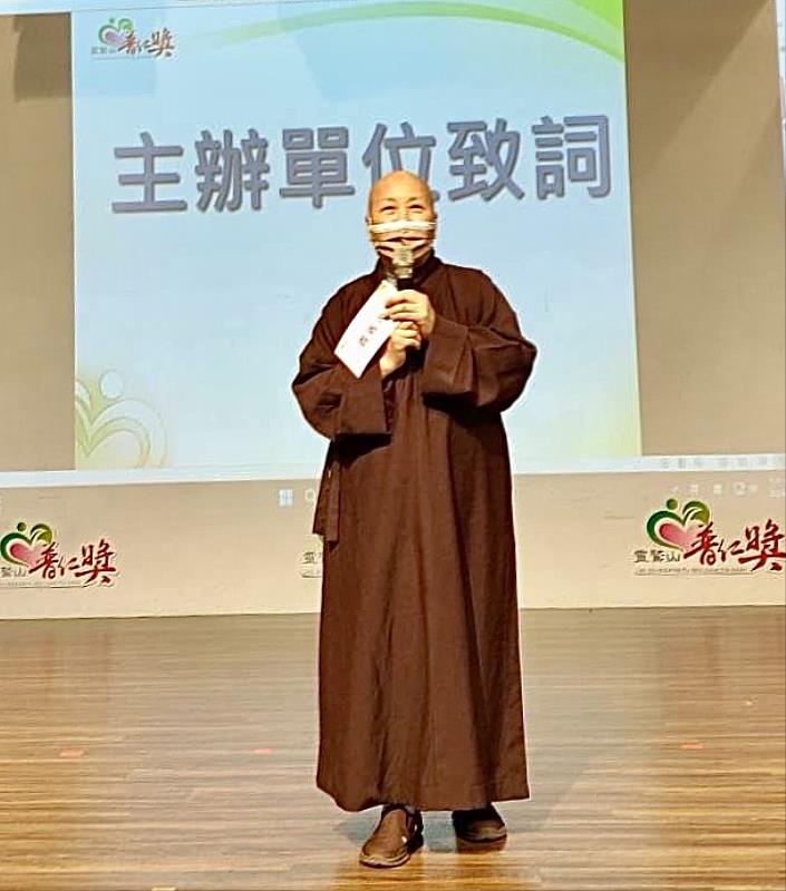 靈鷲山宗委常樂法師期勉小太陽保有寬厚善良的德行，以「仁人之心」對待萬事萬物。（靈鷲山佛教教團提供）