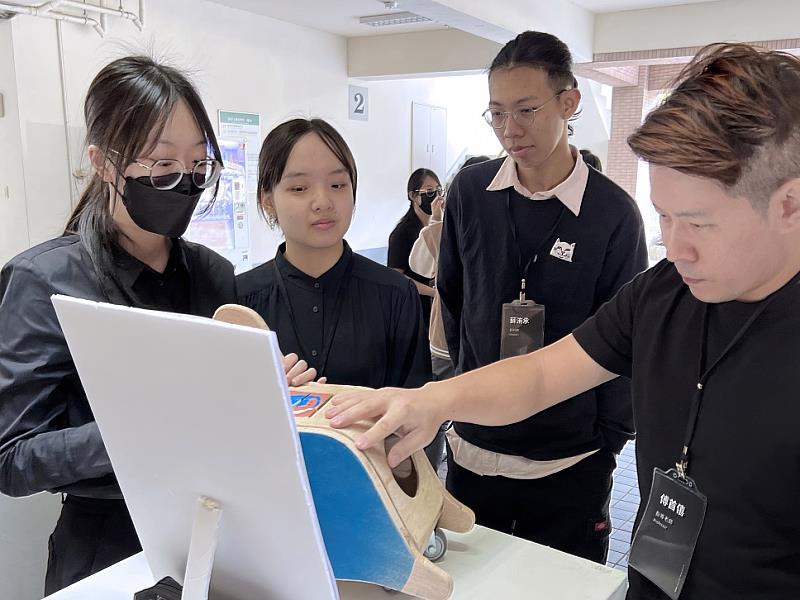 圖説四：學生於工業設計成果發表進行作品介紹